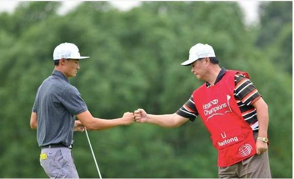 太阳成官网:
每一个父子亲情高光时刻 都是高尔夫的传承!(图7) 太阳成官网:
每一个父子亲情高光时刻 都是高尔夫的传承!(图7)