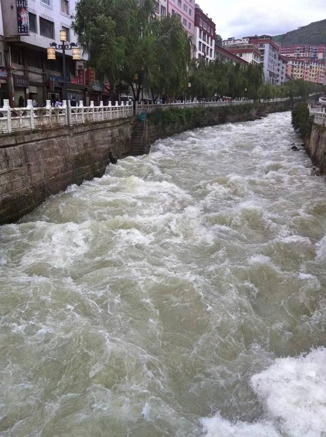 太阳成集团tyc|EXO灿烈-世勋与前辈黄政民合影温暖吸睛 灿烈与众星合影剪刀手抢镜(图4) 太阳集团tyc