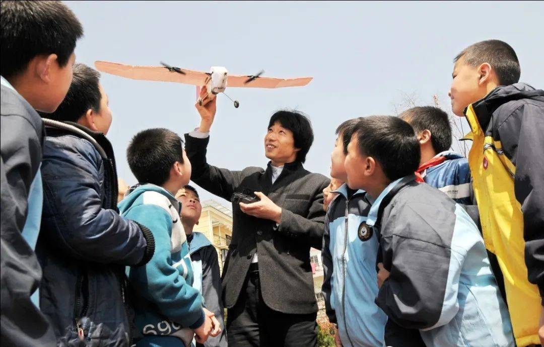 新洲卓越教师——程勇明“太阳成官网”(图4)
新洲卓越教师——程勇明“太阳成官网”(图4)