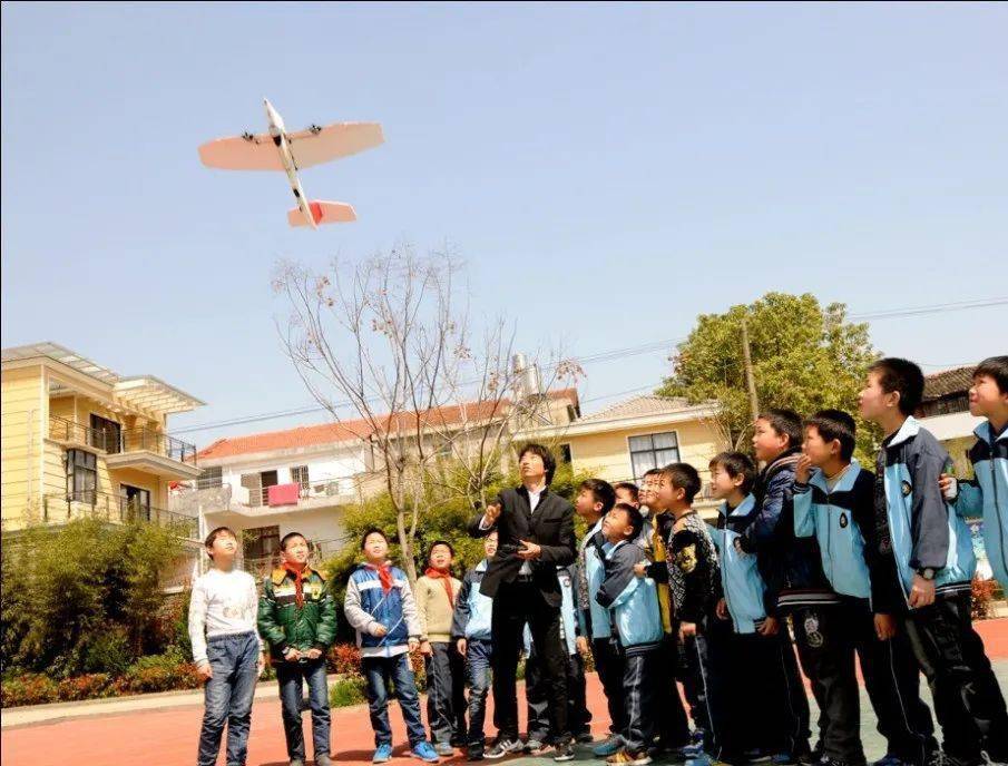 新洲卓越教师——程勇明“太阳成官网”(图6)
新洲卓越教师——程勇明“太阳成官网”(图6)