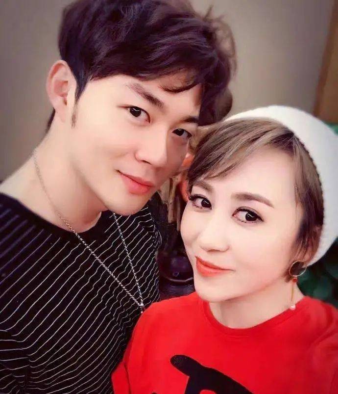 太阳集团tyc|*
马丽产后又晒照片 穿亮片针织衫配条短裤 近年轻人活的还时髦!(图6) 太阳集团tyc|*
马丽产后又晒照片 穿亮片针织衫配条短裤 近年轻人活的还时髦!(图6)