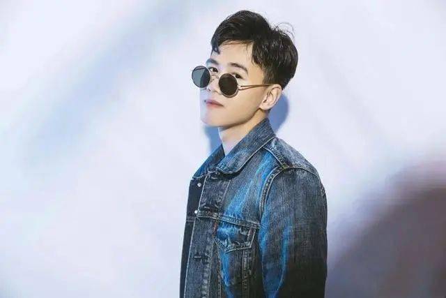 “太阳成集团tyc”
这几款短发发型太帅了 很是适合脸大的男生(图6) “太阳成集团tyc”
这几款短发发型太帅了 很是适合脸大的男生(图6)