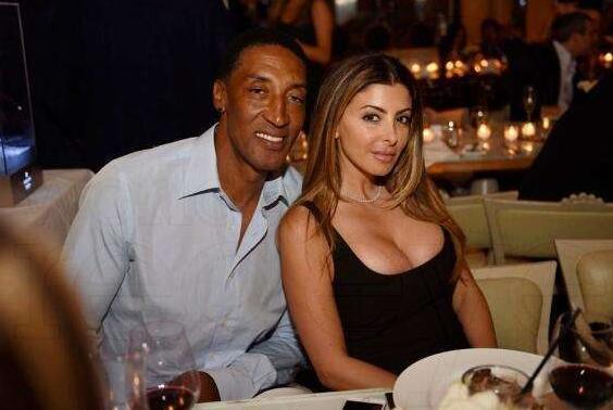 NBA最尤物妻 放弃20年婚姻生活 与28岁强壮黑人球星恋爱‘太阳成官网’(图5)
NBA最尤物妻 放弃20年婚姻生活 与28岁强壮黑人球星恋爱‘太阳成官网’(图5)