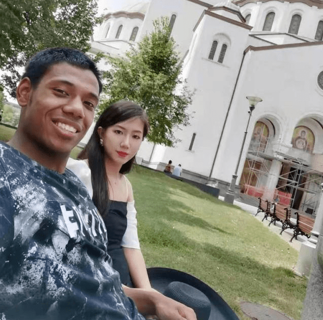 【太阳成官网】
CBA球星女友 面容甜美身材高挑 却钟爱黑肤色！(图3)