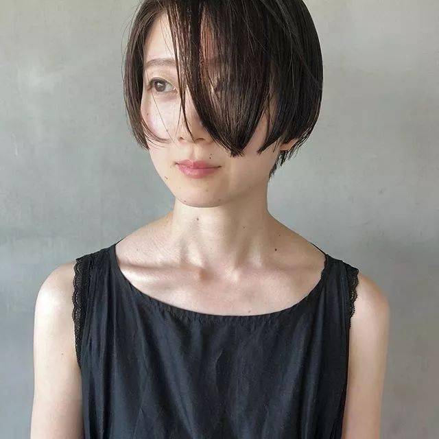 太阳集团tyc|
盛行的这些短发发型设计搭配 每一款都很减龄！(图24)