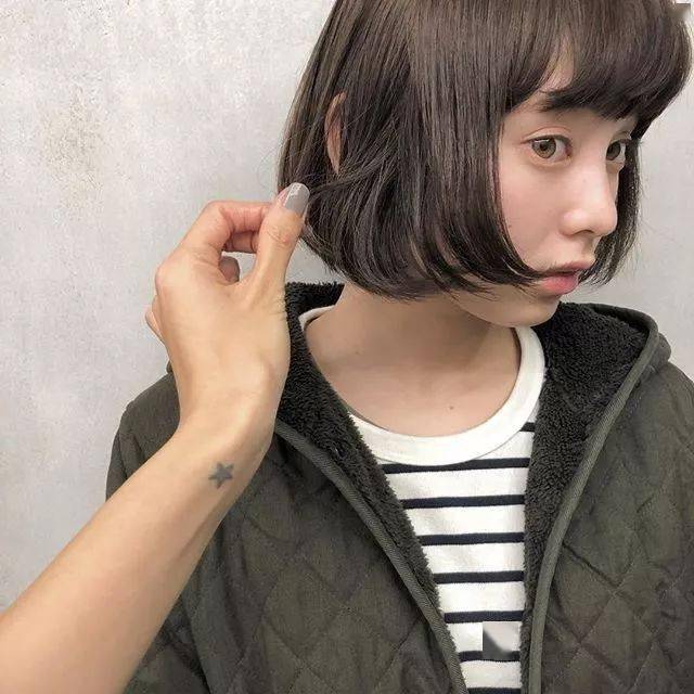 太阳集团tyc|
盛行的这些短发发型设计搭配 每一款都很减龄！(图31)