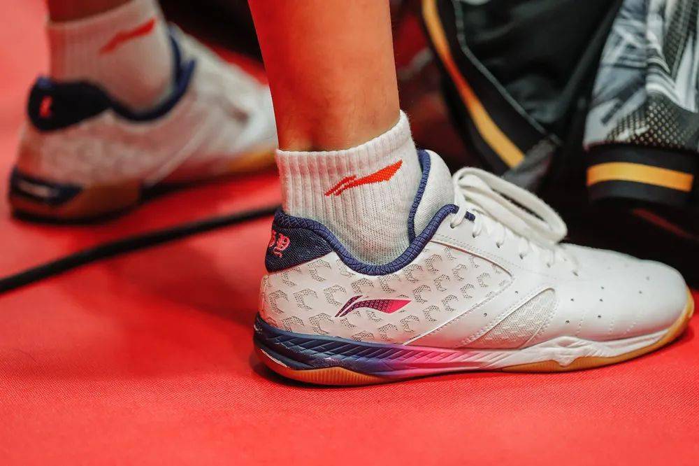 太阳成官网|
【识货】国家队御用的最新款李宁战靴 相识一下？(图2)