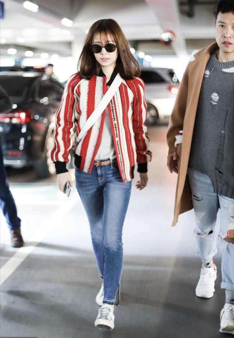 太阳成官网-
林心如真是“稚嫩脸” 穿红白条纹棒球服走机场 比当妈前更年轻(图3) 太阳成官网-
林心如真是“稚嫩脸” 穿红白条纹棒球服走机场 比当妈前更年轻(图3)