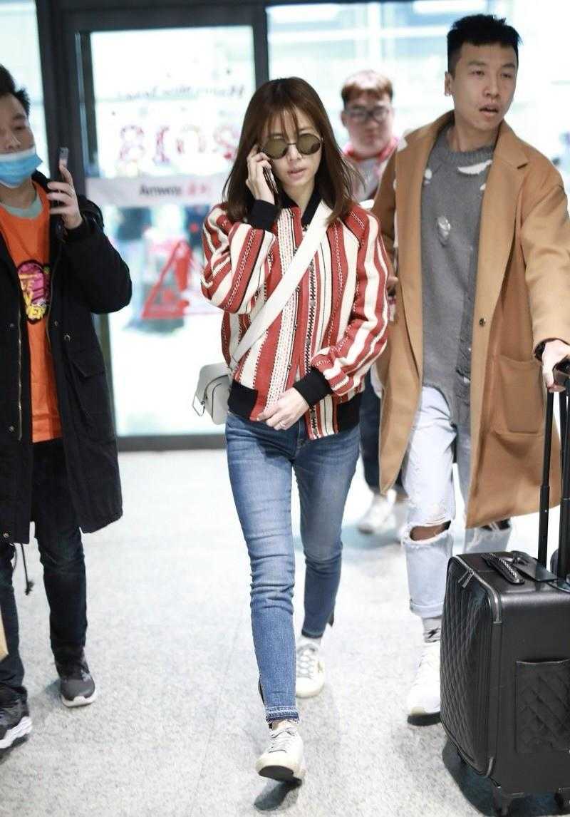 太阳成官网-
林心如真是“稚嫩脸” 穿红白条纹棒球服走机场 比当妈前更年轻(图7) 太阳成官网-
林心如真是“稚嫩脸” 穿红白条纹棒球服走机场 比当妈前更年轻(图7)