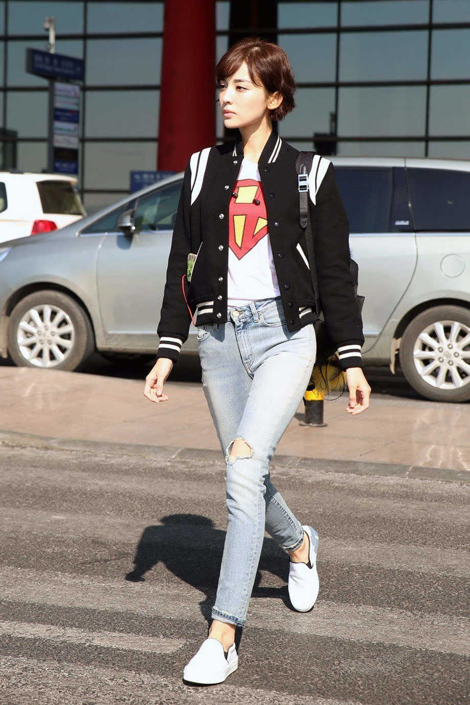 太阳成官网-
林心如真是“稚嫩脸” 穿红白条纹棒球服走机场 比当妈前更年轻(图9) 太阳成官网-
林心如真是“稚嫩脸” 穿红白条纹棒球服走机场 比当妈前更年轻(图9)