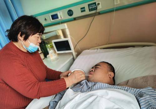 
亚运会举重冠军突发重病 妻子捡废品凑钱住院_太阳成集团tyc(图2)