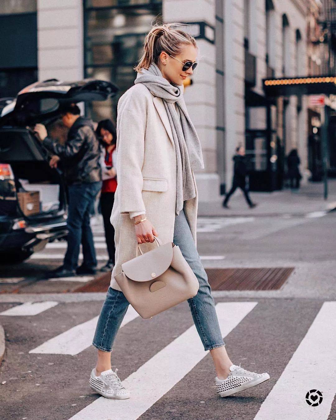 
大衣+运动鞋才是今冬最火混搭套路 时髦炸！‘太阳成集团tyc’(图2)