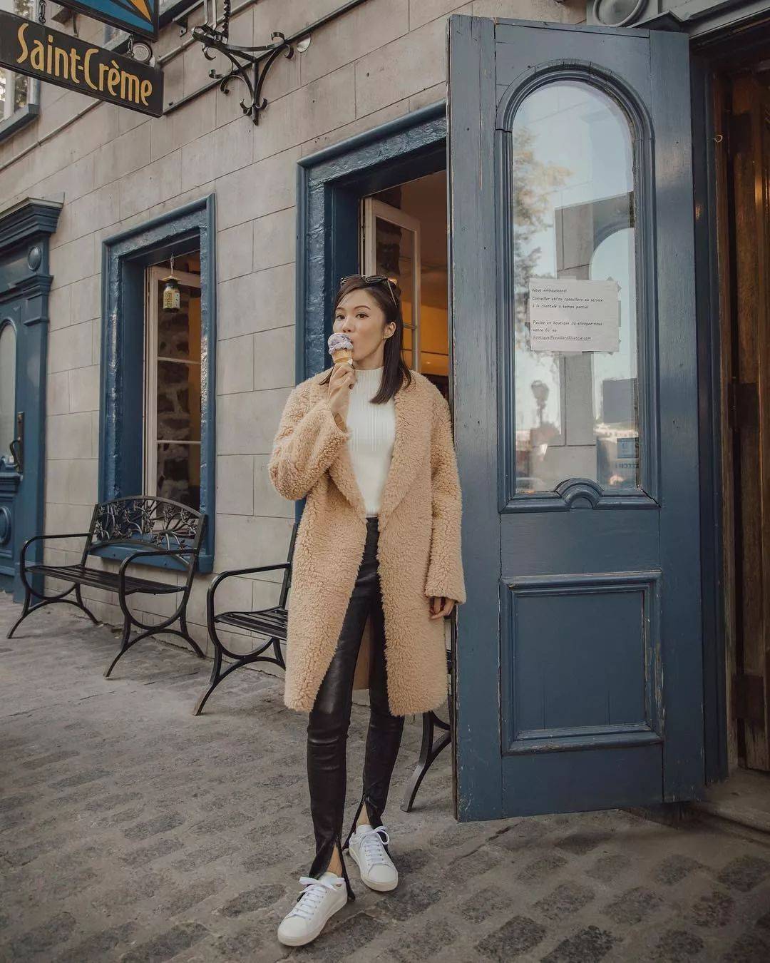 
大衣+运动鞋才是今冬最火混搭套路 时髦炸！‘太阳成集团tyc’(图6)