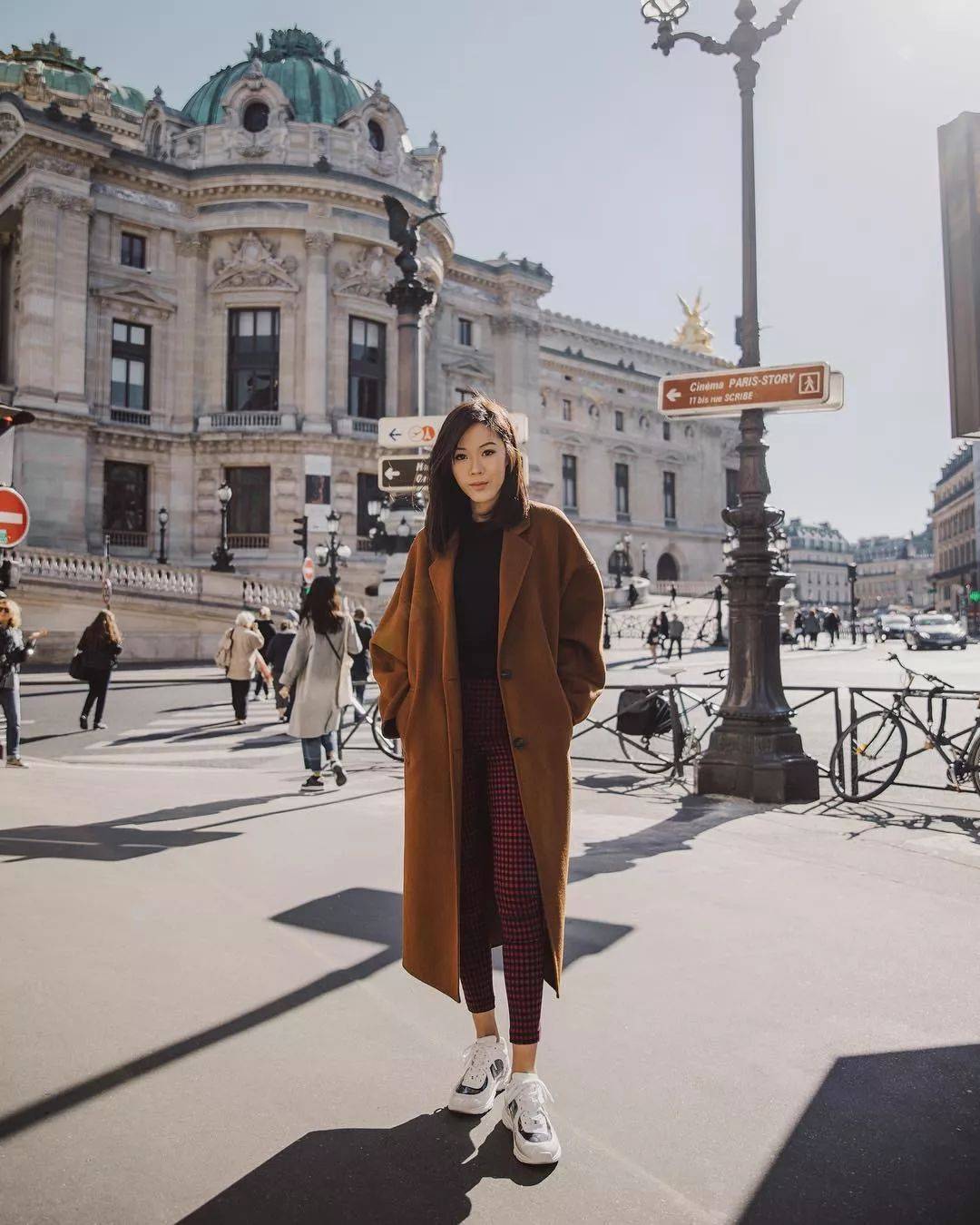 
大衣+运动鞋才是今冬最火混搭套路 时髦炸！‘太阳成集团tyc’(图9)