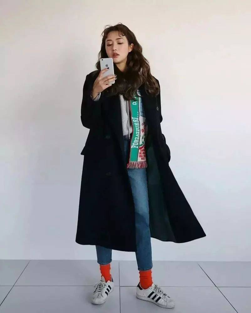 
大衣+运动鞋才是今冬最火混搭套路 时髦炸！‘太阳成集团tyc’(图12)